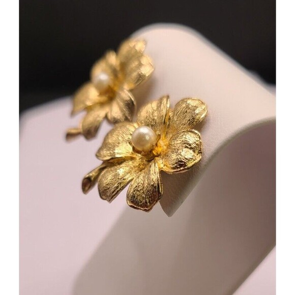 Coro Brushed Gold Tone Clip-on Earrings W/Faux Pearls 1" Dia Vintage - Picture 2 of 3